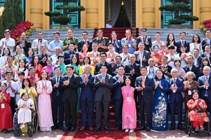 国家主席梁强（前中）同与会代表在主席府前合影留念。（图：越通社）