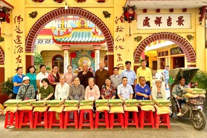 热心人士关怀弱势群体