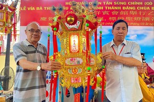 群宾会馆主席曾文良（右）移交《一本万利》圣灯，由曾广湛代灯主曾庆君接领。