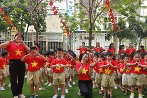 一幼儿园师生身着国旗T恤，欢庆即将来临的大节日。