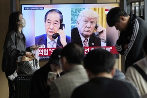 图为韩国民众4月9日看代理总统韩悳洙与特朗普通话的新闻。（图：美联社）