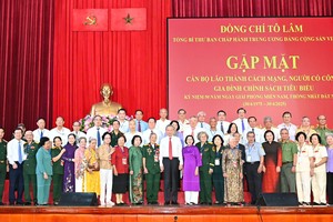 党中央总书记苏林与革命老前辈干部、有功者与优抚政策家庭模范代表合影。