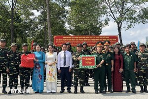 平阳省领导、军事指挥部向老挝人民军代表团赠送礼物。