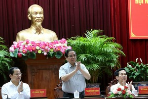 政府总理与芹苴企业选民接触