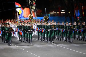 参加4月22日晚联合彩排的越南人民军军官方队。