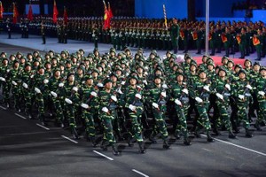 武装力量方队联合彩排，为庆祝活动做好准备。（图：青松）