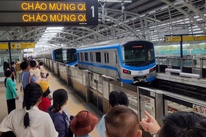 乘客在等待地铁列车进站。（图：越通社）