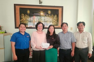 探望华人有功者