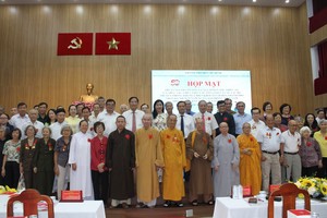 市领导与诸位华人革命老前辈以及对革命有功的宗教神职人士合照留念。