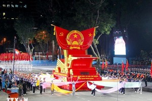 载有越南社会主义共和国国徽花车在2025年4月25日第二次阅兵、游行合练中巡游。（图：越通社）