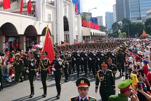 中国军队合唱《胡伯伯犹如活在大捷之日里》