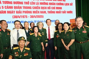 市委书记阮文年、市委常务副书记阮青毅与各代表合影。（图：越勇）