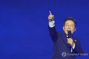 4月27日，在京畿道高阳市的韩国国际展览中心，李在明当选共同民主党第21届总统选举党内候选人。图为李在明发表感言。（图：韩联社）