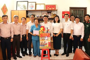 市委宣教与民运处主任阮孟强探望华人干部李金梅。