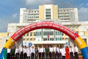 诸位领导参加扩建第八郡医院工程竣工以及第四坊高鲁街升级改造工程技术开放剪䌽仪式。