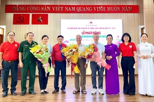 第五郡红十字会向华人会馆及热心人士致赠鲜花表达诚挚谢意。