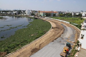 参良涌沿岸街道一隅。
