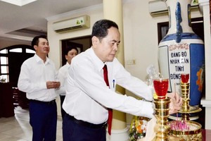 国会主席陈青敏上香缅怀、铭恩已故国会主席阮友寿。