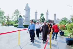 政府副总理梅文政（前左）亲往视察2025年联合国卫塞节佛诞大典筹备工作。（图：VGP）