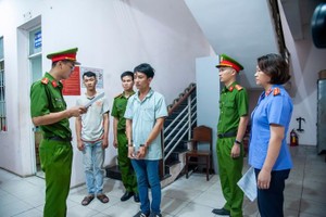 调查机关向肇事司机宣读逮捕令。（图：孟科）