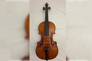 铁达尼号电影乐器道具高价成交