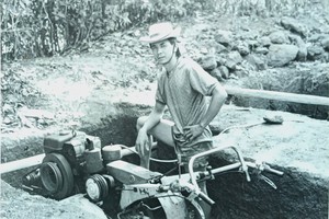 作者用拖拉机抽水灌溉咖啡树。