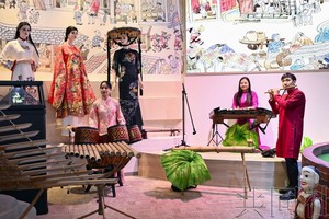 越南馆的传统乐器演奏。（图：共同社）