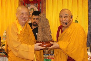 南嘉寺住持圣索仁波切大师赠送佛像予草堂禅寺住持释了明法师。