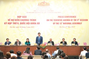 国会秘书长黎光松（站）主持会议。