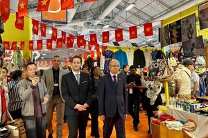 越南驻法国大使丁全胜和巴黎博览会组委会主任斯蒂夫·阿巴佐立参观越南展位。（图：越通社)