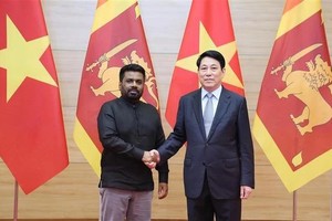 国家主席梁强与斯里兰卡民主社会主义共和国总统阿努拉。（图：越通社）