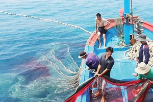 越南渔民正在海上捕鱼。