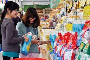 4月份消费者物价指数（CPI）环比增0.07%。图为消费者在一家便利店选购物品。