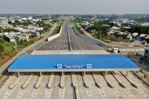 滨沥-隆城高速公路7号收费站。（图：廷余）