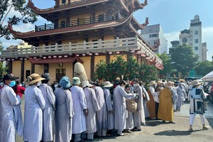 民众排队等待瞻拜释广德菩萨心脏舍利子。（图：胡蓝）