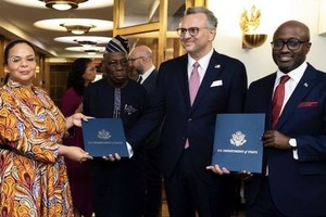 美国非洲事务高级顾问布洛斯于 2025年4月25日在华盛顿与刚果民主共和国外交部长特蕾莎·卡伊克万巴·瓦格纳和卢旺达外交部长奥利维尔·恩杜洪吉雷赫出席签署仪式。（图：互联网）