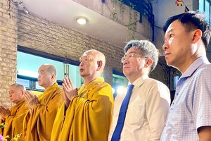 各位和尚、法师和第五郡领导一起恭贺佛诞。