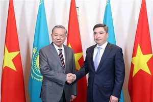 党中央总书记苏林与哈萨克斯坦总理奥扎斯·别克捷诺夫。（图：越通社）