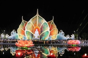 超过一万人参加卫塞节烛光祈福法会。（图：越通社）