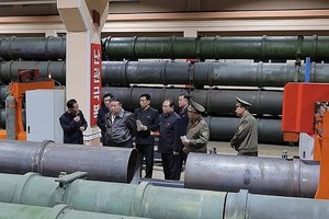 金正恩(左二)视察军工企业。（图：朝中社）