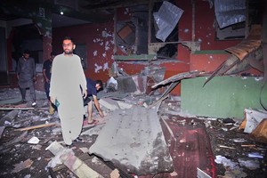 5月7日巴控克什米尔居民检查疑似遭印度飞弹袭击的建筑物。(图：AP)