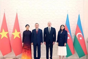 阿塞拜疆总统阿利耶夫和夫人与越南共产党中央总书记苏林和夫人合影。（图：越通社）