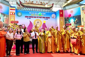 僧俗二众与领导共同放飞祈福气球。