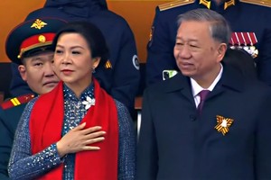 苏林总书记偕夫人出席纪念伟大卫国战争胜利80周年阅兵式。（图：越通社）