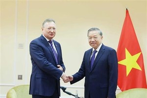 苏林总书记会见俄罗斯国有扎鲁别日石油公司总经理库德里亚绍夫·谢尔盖·伊万诺维奇。（图：越通社）