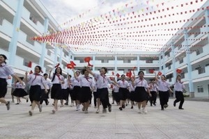 2025年4月下旬，新平郡莫挺之中学的学生们在该校落成典礼当天兴高采烈庆祝新校。