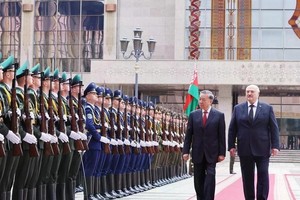 越南共产党中央总书记苏林和白俄罗斯总统亚历山大·卢卡申科检阅仪仗队。（图：越通社)
