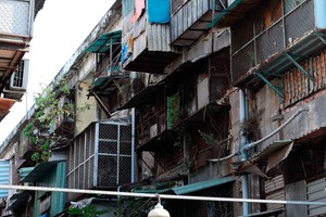 图：第十郡旧公寓总体破旧不堪，存在安全隐患。（图：越通社）