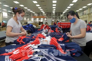 太原成衣公司在车间生产输往欧盟市场的服装。