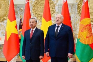 越南共产党中央总书记苏林与白俄罗斯总统卢卡申科。（图：越通社）